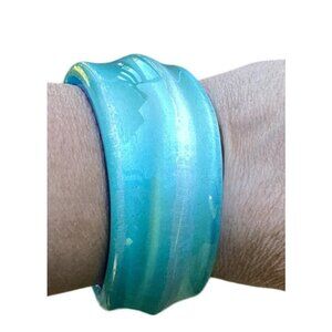 1980s Wide Chunky Asymmetric Wavy Light Blue Moon Glow Lucite Bangle Bracelet Ru